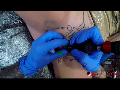 ❤️ Estremamente tatuato hottie Sully Savage ottenuto un tatuaggio sul suo clitoride ❤️ Porno belloal it.bestsexporno.ru ❤️